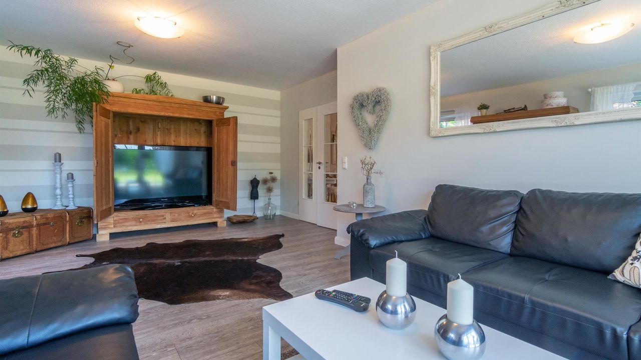 Wohnzimmer mit 57" Fernseher Wohnzimmer mit 57" Fernseher